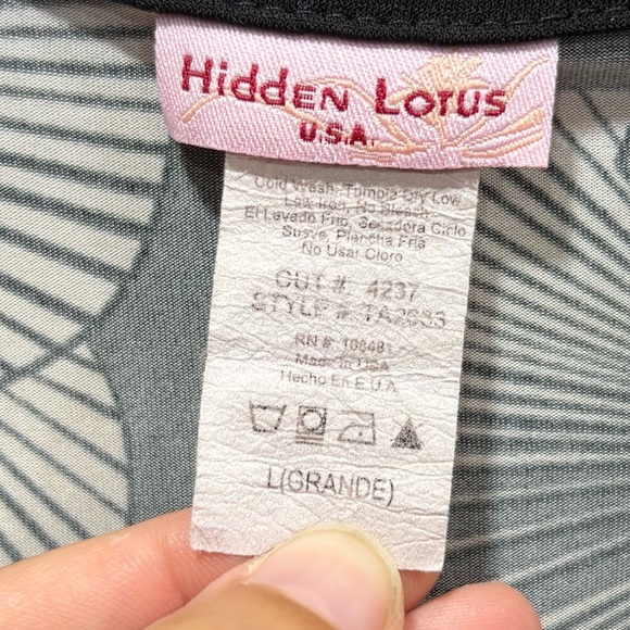 ✨3/$20 Hidden Lotus vintage top - Picture 2 of 5